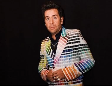 Τα πολύχρωμα ρούχα του Γ. Μαζωνάκη που «άναψαν φωτιές» στο twitter